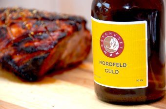 En grillet og lækker ølmarineret nakkekam med øl fra Møn Bryghus. Her er der anvendt en Nordfeld Guld, men ølmarinaden kan selvfølgelig sagtens laves af andre typer øl. Og gerne også mere mørke typer. Foto: Madensverden.dk.