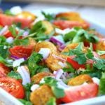 En let og lækker lun kartoffelsalat, der laves med stegte kartofler, salat og tomater. Dertil kommer en dejlig vinaigrette, og kartoffelsalaten er fremragende som tilbehør til de fleste kødretter. Foto: Holger Rørby Madsen, Madensverden.dk.