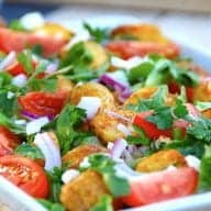 En let og lækker lun kartoffelsalat, der laves med stegte kartofler, salat og tomater. Dertil kommer en dejlig vinaigrette, og kartoffelsalaten er fremragende som tilbehør til de fleste kødretter. Foto: Holger Rørby Madsen, Madensverden.dk.