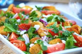 En let og lækker lun kartoffelsalat, der laves med stegte kartofler, salat og tomater. Dertil kommer en dejlig vinaigrette, og kartoffelsalaten er fremragende som tilbehør til de fleste kødretter. Foto: Holger Rørby Madsen, Madensverden.dk.