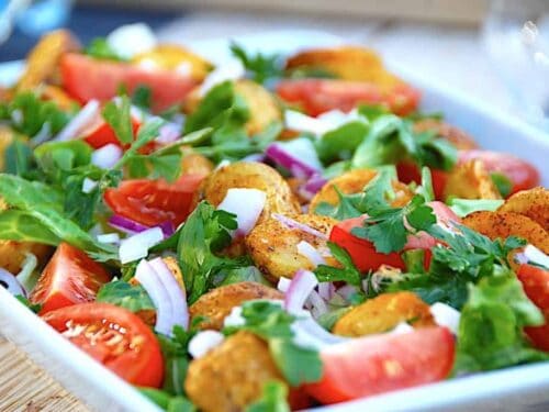 En let og lækker lun kartoffelsalat, der laves med stegte kartofler, salat og tomater. Dertil kommer en dejlig vinaigrette, og kartoffelsalaten er fremragende som tilbehør til de fleste kødretter. Foto: Holger Rørby Madsen, Madensverden.dk.