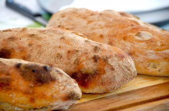 Super sprøde ciabattabrød, der er klassiske madbrød fra Italien. Brødene bliver luftige og med store huller, som mange godtt kan lide ciabattabrødene. Opskirften giver disse tre lækre brød. Foto: Madensverden.dk.