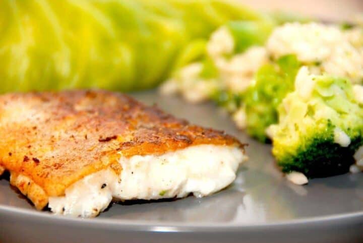 En lækker og pandestegt fisk med skind, der serveres med broccoli risotto og dampet spidskål. Her er der stegt en kuller, men du kan også bruge en torsk eller lignende. Foto: Madensverden.dk.