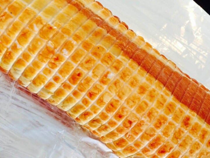 Du kan sagtens fjerne nettet inden hamburgerryggen koges. Foto: Madensverden.dk.