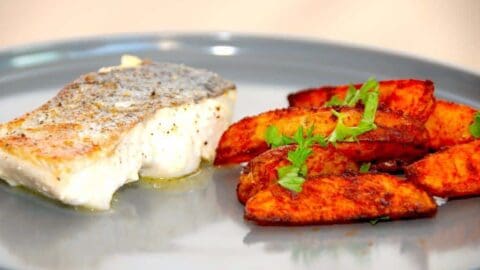 Sund og nem fiskeret: Kuller med sprøde paprikafritter, der serveres med en frisk majssalat. Køb helst en kuller med skind, da den er nemmere at stege på panden. Foto: Madensverden.dk.