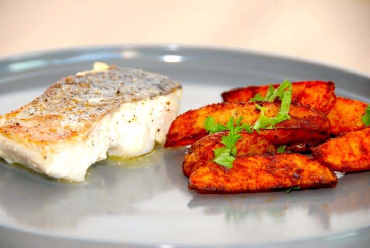 Sund og nem fiskeret: Kuller med sprøde paprikafritter, der serveres med en frisk majssalat. Køb helst en kuller med skind, da den er nemmere at stege på panden. Foto: Madensverden.dk.