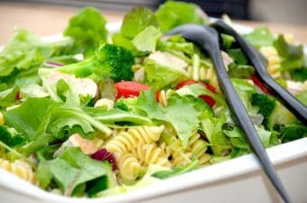 Super lækker kyllingesalat opskrift med stegt kylling og dejlige grøntsager. Det blandes med en mixed salat og en velsmagende dressing. Foto: Madensverden.dk.