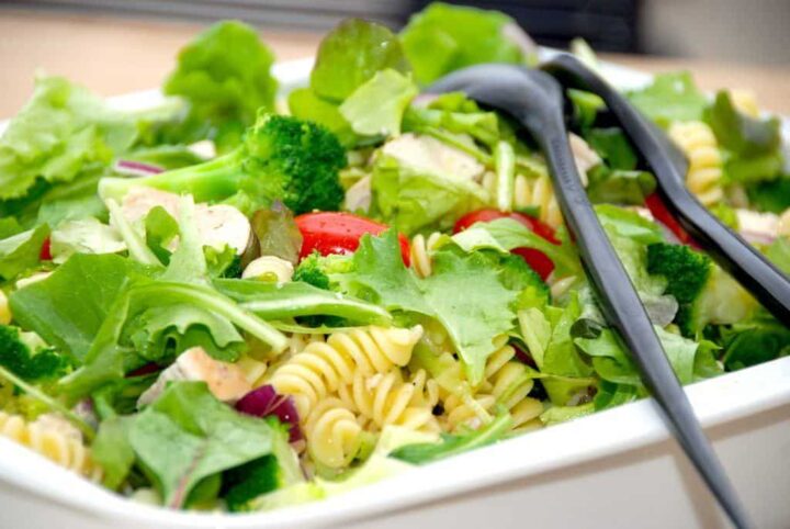 Super lækker kyllingesalat opskrift med stegt kylling og dejlige grøntsager. Det blandes med en mixed salat og en velsmagende dressing. Foto: Madensverden.dk.