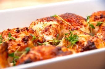 En gammel klassiker, men super dejlig mad: Lørdagskylling med paprika. Kyllingen parteres og krydres med paprika, inden den steges i et fad i ovnen. Foto: Madensverden.dk.