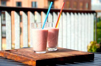 En virkelig nem jordbær smoothie med banan, der laves på et par minutter. Smoothien blendes op med mælk. Foto: Madensverden.dk.