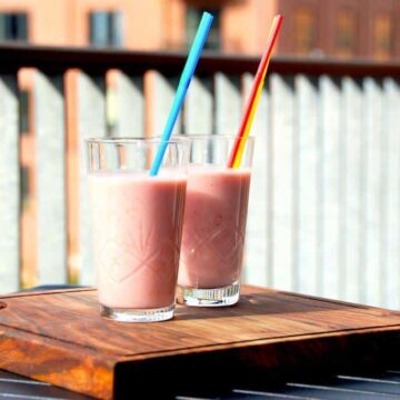 En virkelig nem jordbær smoothie med banan, der laves på et par minutter. Smoothien blendes op med mælk. Foto: Madensverden.dk.