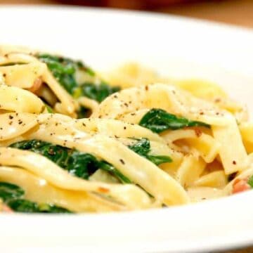 Billede af pasta med spinat og hvidløg.
