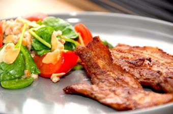 En dejlig omgang stegt flæsk med speltsalat, der er lidt lettere i kalorieindtag end det traditionelle tilbehør med kartofler og persillesovs. Foto: Madensverden.dk.