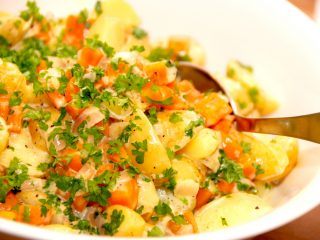 billede til varm kartoffelsalat med gulerødder