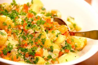 billede til varm kartoffelsalat med gulerødder