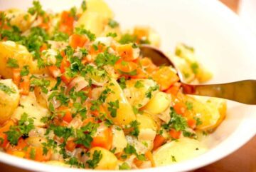billede til varm kartoffelsalat med gulerødder