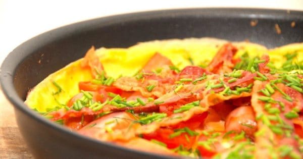billede med æggekage med bacon og tomater