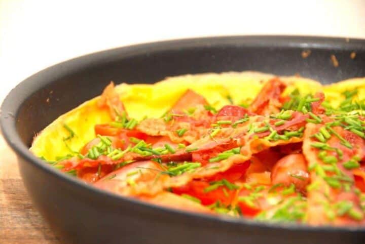 billede med æggekage med bacon og tomater
