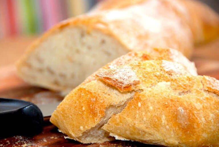 Et lækkert filonebrød, der bages med fordej. Derfor skal du starte dagen før, men det er stadig et brød, der er ret nemt at bage. Filonebrød er et godt madbrød. Foto: Madensverden.dk.