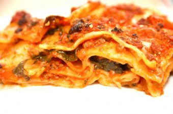 En lækker lasagne med spinat, hakket oksekød og bechamelsovs. Foto: Madensverden.dk.
