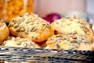 Lækre græskarbrød, der er et nemt morgenbrød. Dejen røres sammen aftenen før, og om morgenen vendes dejen hurtigt sammen, brødene formes, hæver og bages i ovnen. Foto: Madensverden.dk.