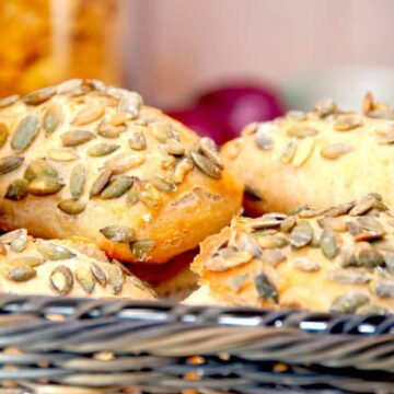 Lækre græskarbrød, der er et nemt morgenbrød. Dejen røres sammen aftenen før, og om morgenen vendes dejen hurtigt sammen, brødene formes, hæver og bages i ovnen. Foto: Madensverden.dk.