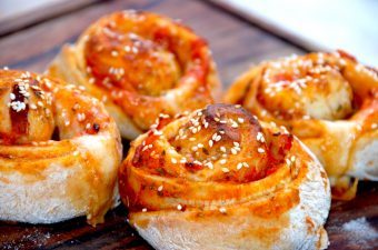 Super dejlige, svampede og uimodståelige pizzasnegle. Fyldt med tomat, skinke og en sticky mozzarella ost. Foto: Madensverden.dk.
