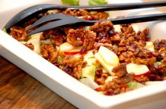 En skøn salat med honningristede valnødder, der blandes med iceberg, æbler og tranebær. Salaten passer blandt andet godt til forloren hare og vildt. Foto: Madensverden.dk.