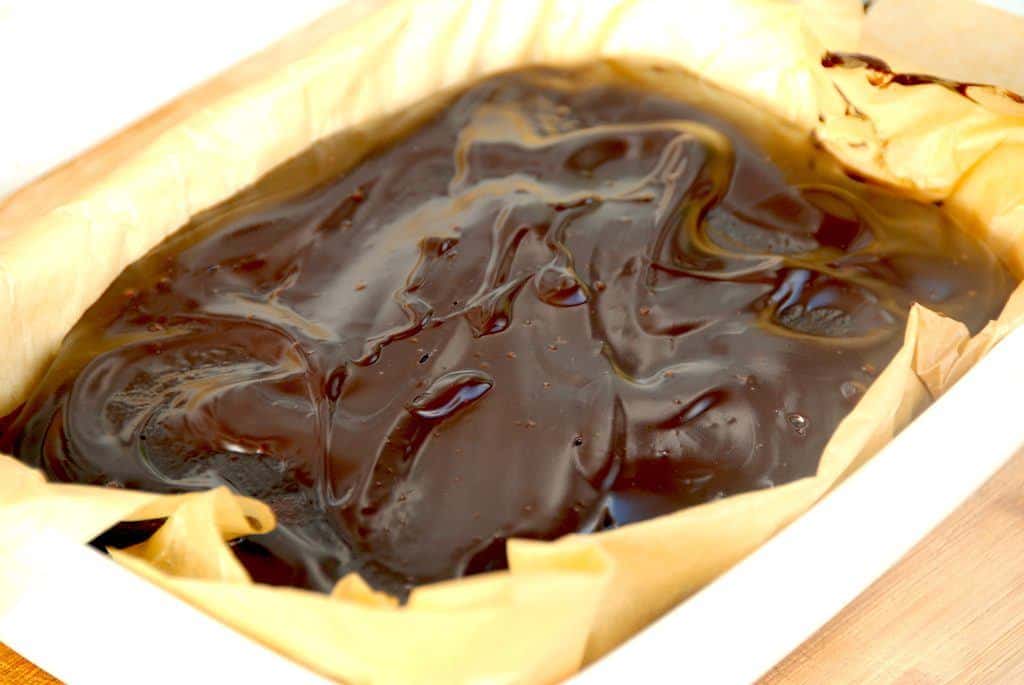 En meget lækker chokoladekage med Nutella i bradepande, og her er chokoladekagen overtrukket med en god chokoladecreme. Foto: Madensverden.dk.