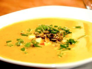 billede med græskarsuppe i tallerken