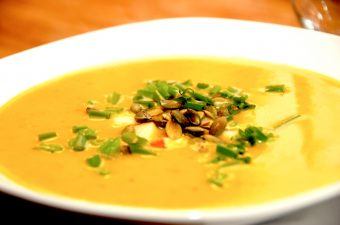 billede med græskarsuppe i tallerken