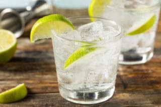 billede med gin and tonic drink