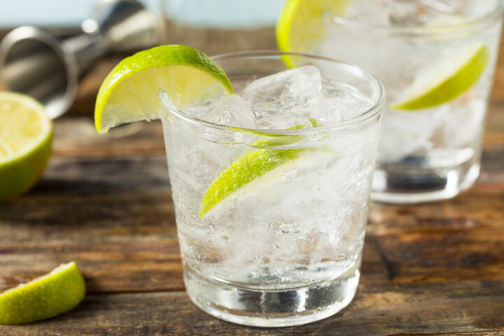 billede med gin and tonic drink