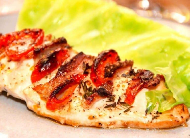 Hasselback kylling, der er fyldt med bacon og tomat, og derefter stegt i ovnen. Her serveret med dampet spidskål. Foto: Madensverden.dk.