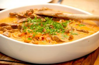 En lækker og hurtig bøf stroganoff, der kan laves på få minutter. Retten serveres med en luftig kartoffelmos, og er en virkelig god aftensmad. Foto: Madensverden.dk.