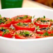 Lækre og ovnbagte tomater, der bages i 20 minutter med lidt balsamico og timian. Tomaterne er gode til en bøf eller andet oksekød. Foto: Madensverden.dk.