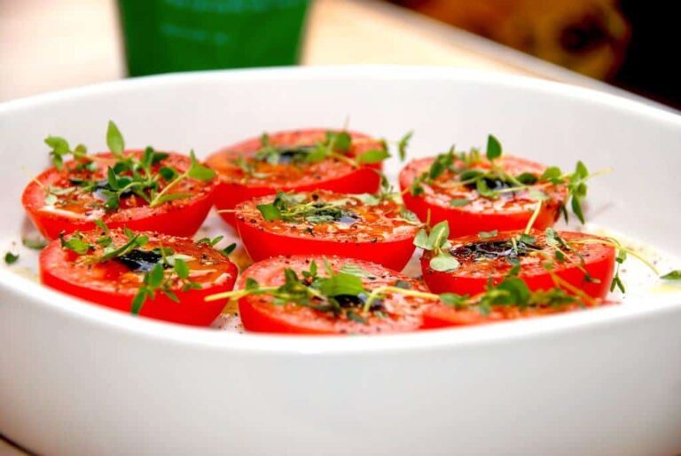 Lækre og ovnbagte tomater, der bages i 20 minutter med lidt balsamico og timian. Tomaterne er gode til en bøf eller andet oksekød. Foto: Madensverden.dk.