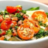 Lækker pasta med grønkål, hvor grønkålen steges let sammen med sprøde stykker bacon. Serveres med bagte tomater. Foto: Madensverden.dk.