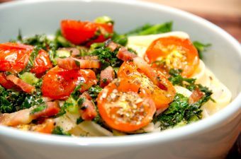 Lækker pasta med grønkål, hvor grønkålen steges let sammen med sprøde stykker bacon. Serveres med bagte tomater. Foto: Madensverden.dk.