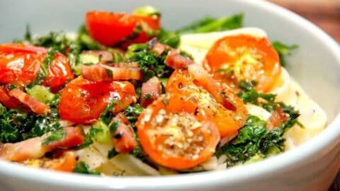 Lækker pasta med grønkål, hvor grønkålen steges let sammen med sprøde stykker bacon. Serveres med bagte tomater. Foto: Madensverden.dk.