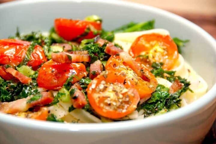 Lækker pasta med grønkål, hvor grønkålen steges let sammen med sprøde stykker bacon. Serveres med bagte tomater. Foto: Madensverden.dk.