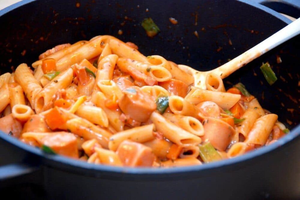 Opskrift på nem og lækker pølseret med pasta i ovn