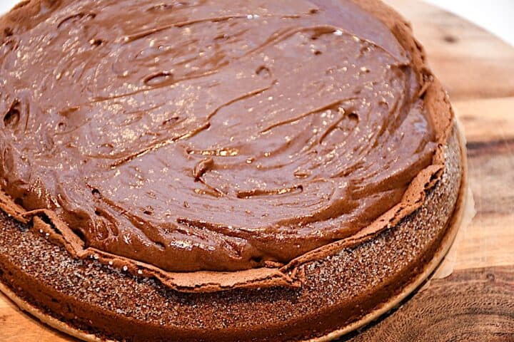 chokolademoussen smøres over kagen