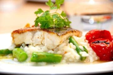 En lækker kulmule med asparges risotto, hvor den pandestegte fisk anrettes ovenpå en risotto med asparges. Foto: Madensverden.dk.