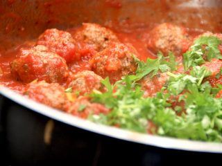 Lady og Vagabondens kødboller i tomatsovs er ikke kun mad fra en vidunderlig historie, det er også mad med masser af smag. Og så er retten utrolig nem at lave. Foto: Madensverden.dk.