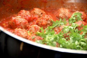 Lady og Vagabondens kødboller i tomatsovs er ikke kun mad fra en vidunderlig historie, det er også mad med masser af smag. Og så er retten utrolig nem at lave. Foto: Madensverden.dk.