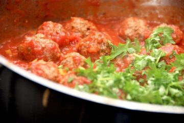 Lady og Vagabondens kødboller i tomatsovs er ikke kun mad fra en vidunderlig historie, det er også mad med masser af smag. Og så er retten utrolig nem at lave. Foto: Madensverden.dk.