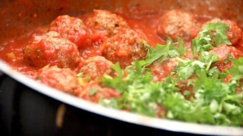Lady og Vagabondens kødboller i tomatsovs er ikke kun mad fra en vidunderlig historie, det er også mad med masser af smag. Og så er retten utrolig nem at lave. Foto: Madensverden.dk.