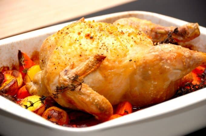 Madplan uge 47 byder blandt andet på denne lækre kylling med rødbeder. God og sund hverdagsmad, men prøv også den dejlige kulmule eller suppe med spidskål. Foto: Madensverden.dk.