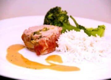 Mørbrad med bacon er nem aftensmad, og her har jeg lavet den i ovn. Min mørbrad med bacon blev fyldt med lidt sennep og persille